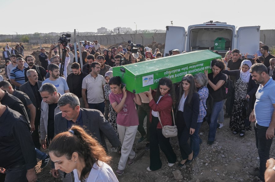 Rojin Kabaiş'in Cenazesi Diyarbakır'da Defnedildi3