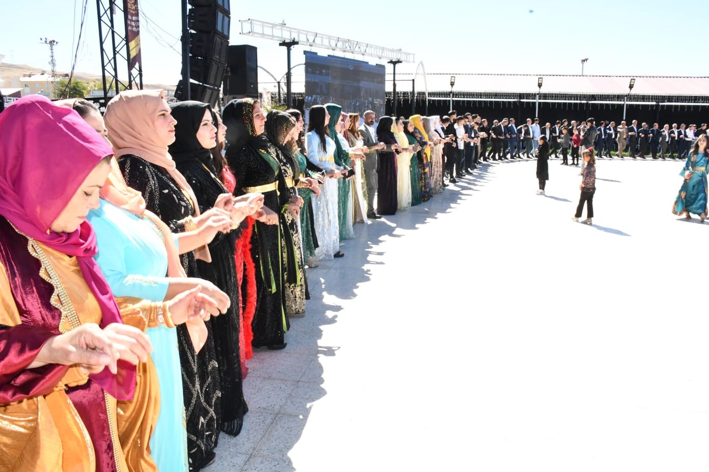 Van'da Aşiret Düğününde Geline Kilolarca Altın, Damada Milyonlarca Lira Takıldı7