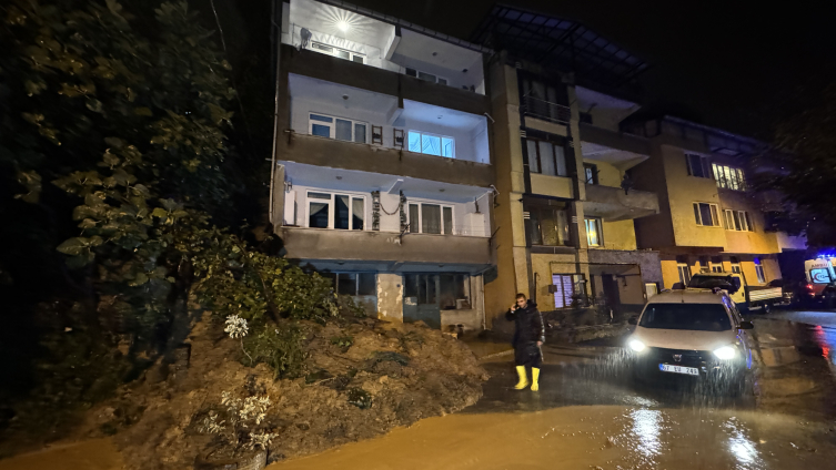 Zonguldak'ta Heyelan Apartmanın Girişini Kapattı1