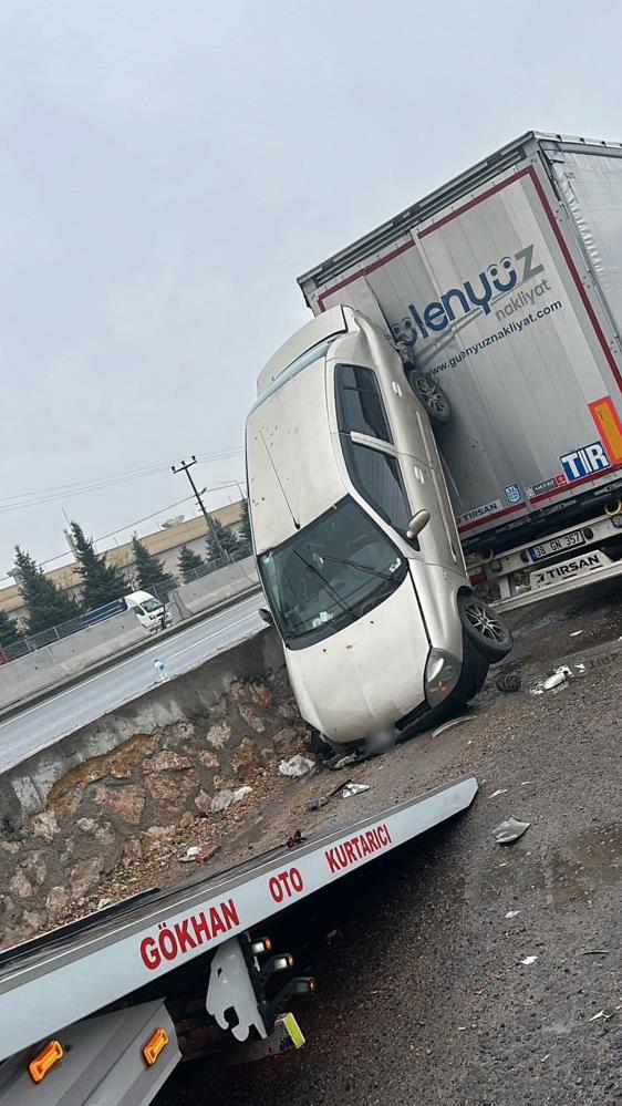 Bariyerleri Aşan Otomobil Tıra Çarpıp Dorsede Asılı Kaldı1