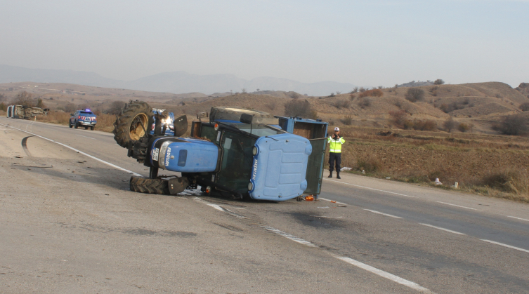 Çorum'da Işçi Servisi Ile Traktör Çarpıştı1