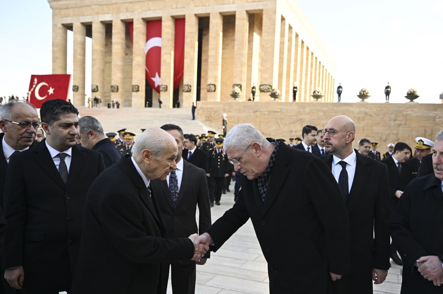 Devlet Bahçeli Ve Müsavat Dervişoğlu Anıtkabir'de Tokalaştı