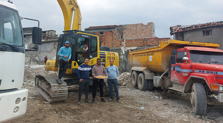 Hatay’da Ilginç Görüntüler Ekskavatörün Üzerinde Künefe Çevirdi 1