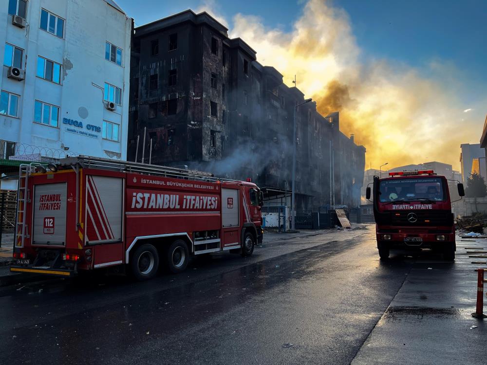 İstanbul Beylikdüzü'nde Yanan Fabrikada Çökme Riski1