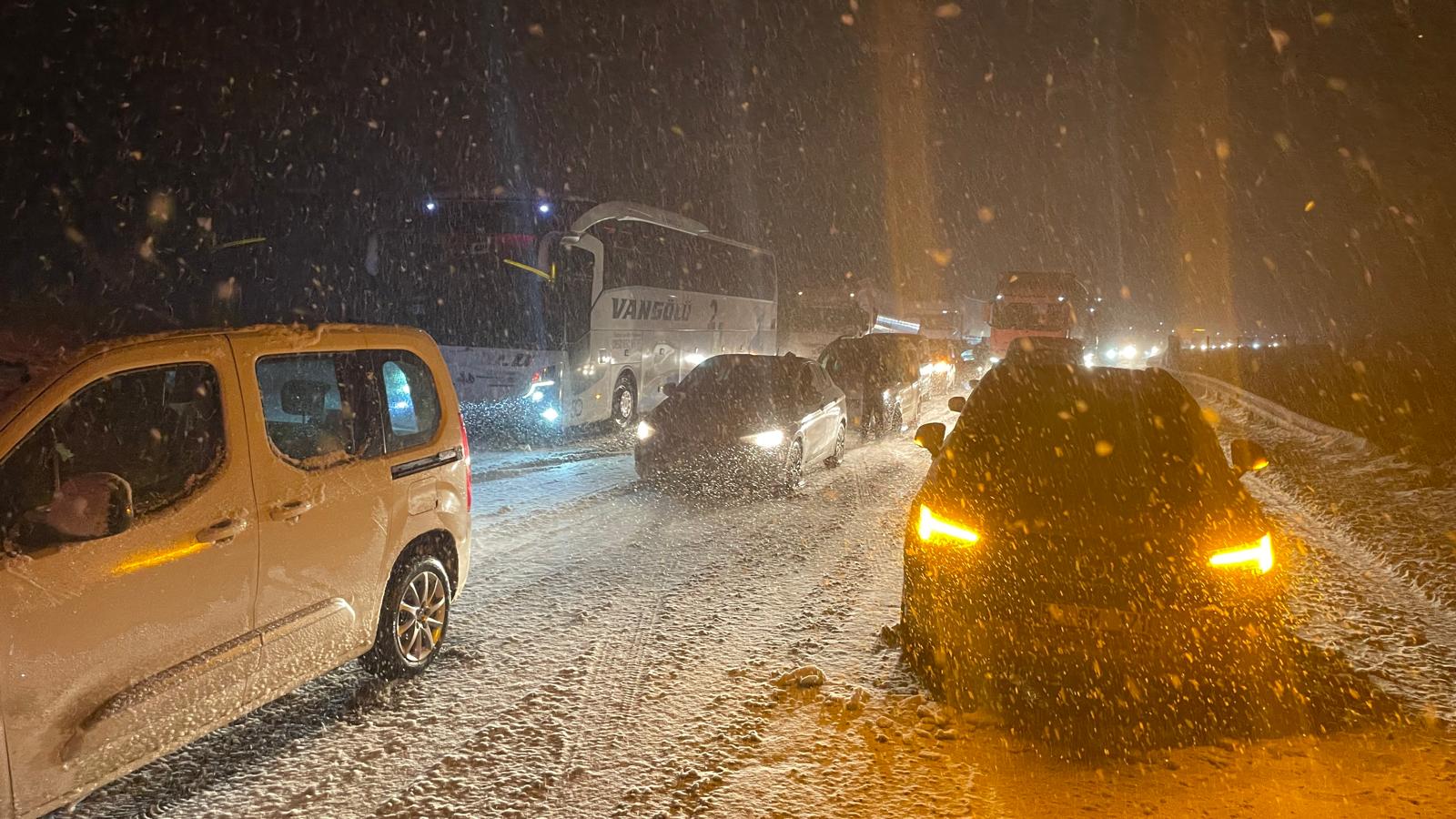 İstanbul'da Kar Sürücülere Zor Anlar Yaşattı1