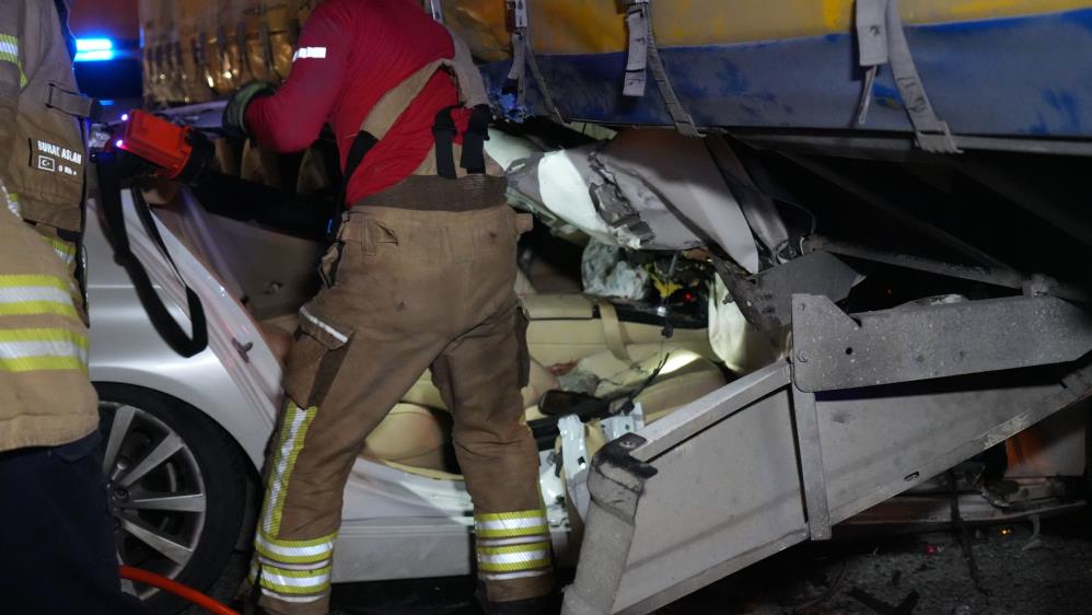 İstanbul’da Tırın Altına Giren Otomobil Ezildi3