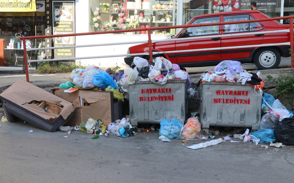 İzmir Bayraklı'da Sokaklarda Çöp Yığınları Oluştu2