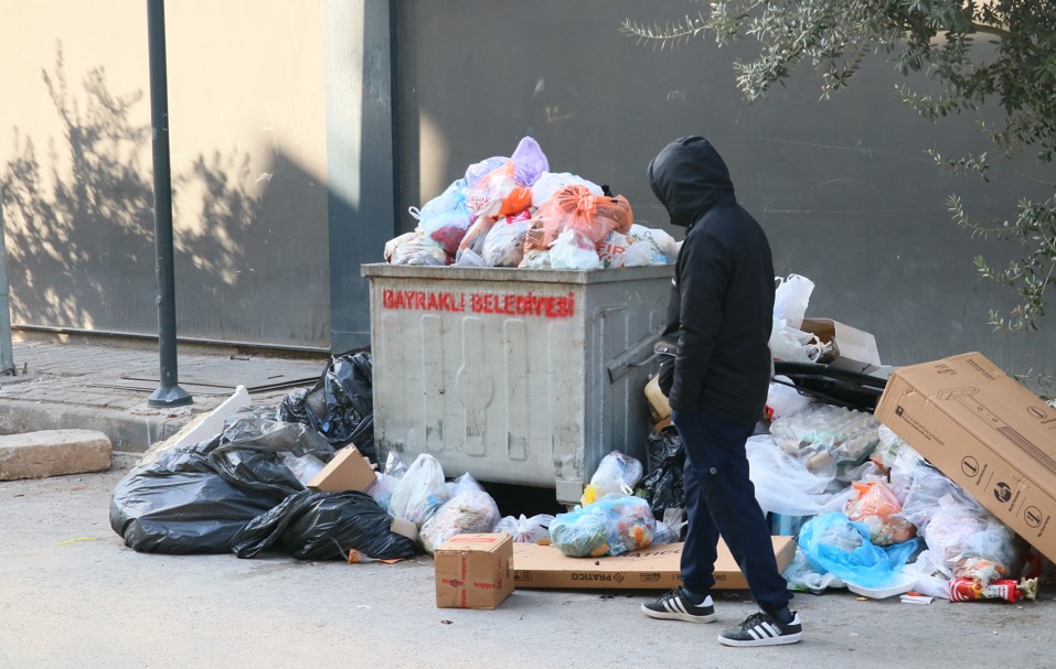 İzmir Bayraklı'da Sokaklarda Çöp Yığınları Oluştu3