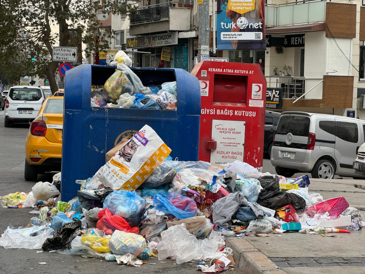 İzmir'de Grev Nedeniyle Sokaklarda Çöp Yığınları Oluştu1