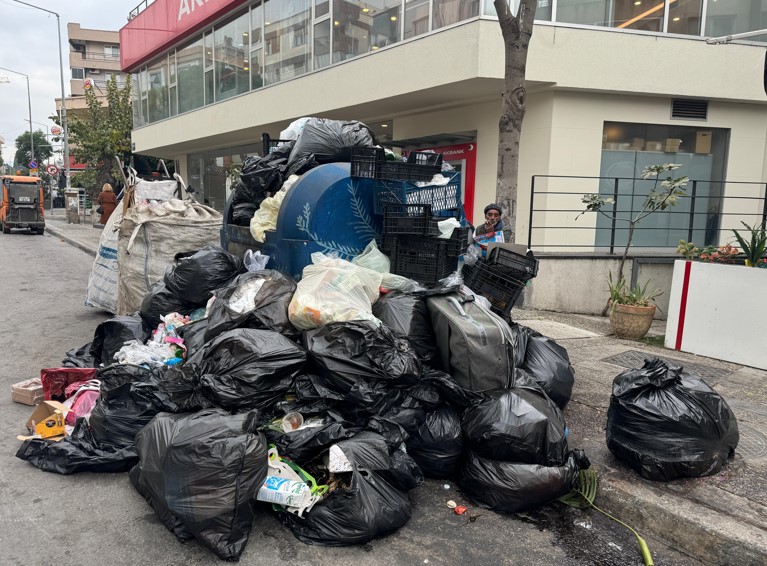 İzmir'de Grev Nedeniyle Sokaklarda Çöp Yığınları Oluştu2