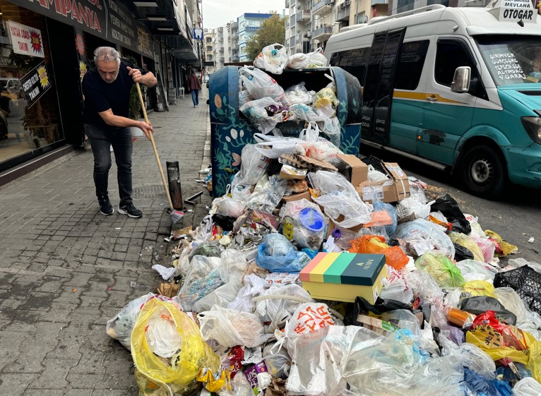 İzmir'de Grev Nedeniyle Sokaklarda Çöp Yığınları Oluştu3