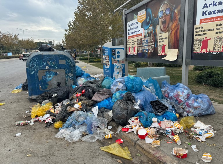 İzmir'de Grev Nedeniyle Sokaklarda Çöp Yığınları Oluştu4