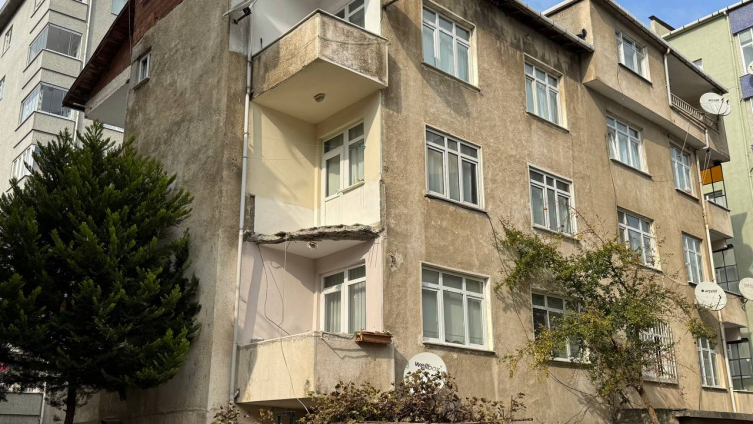 Kartal'da Balkon Çöktü1