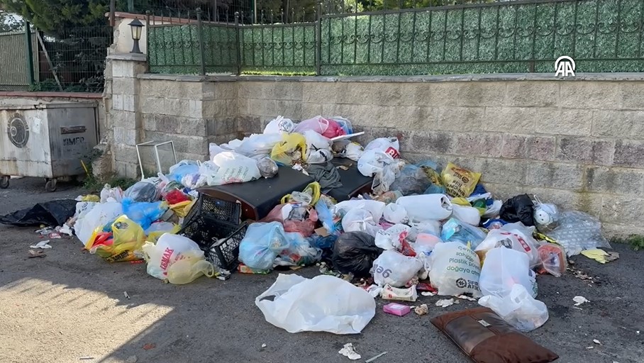 Kartal'da Grev Bitti Çöpler Hala Toplanmadı3