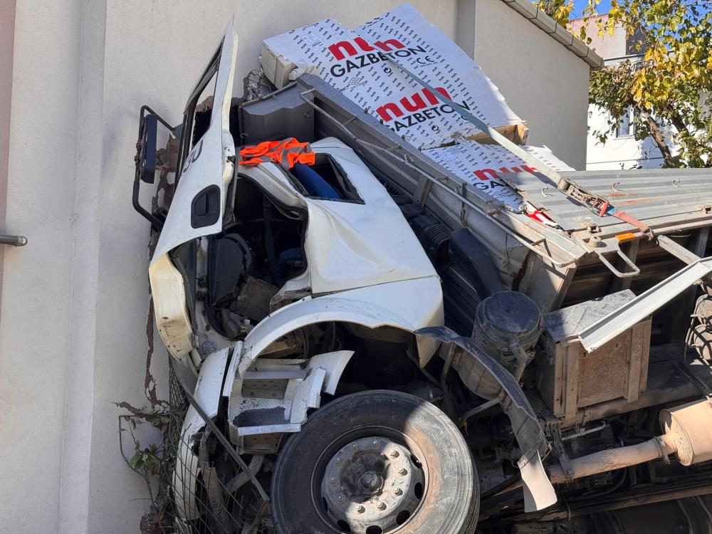 Kartal'da Kontrolden Çıkan Beton Yüklü Tır Eve Girdi1