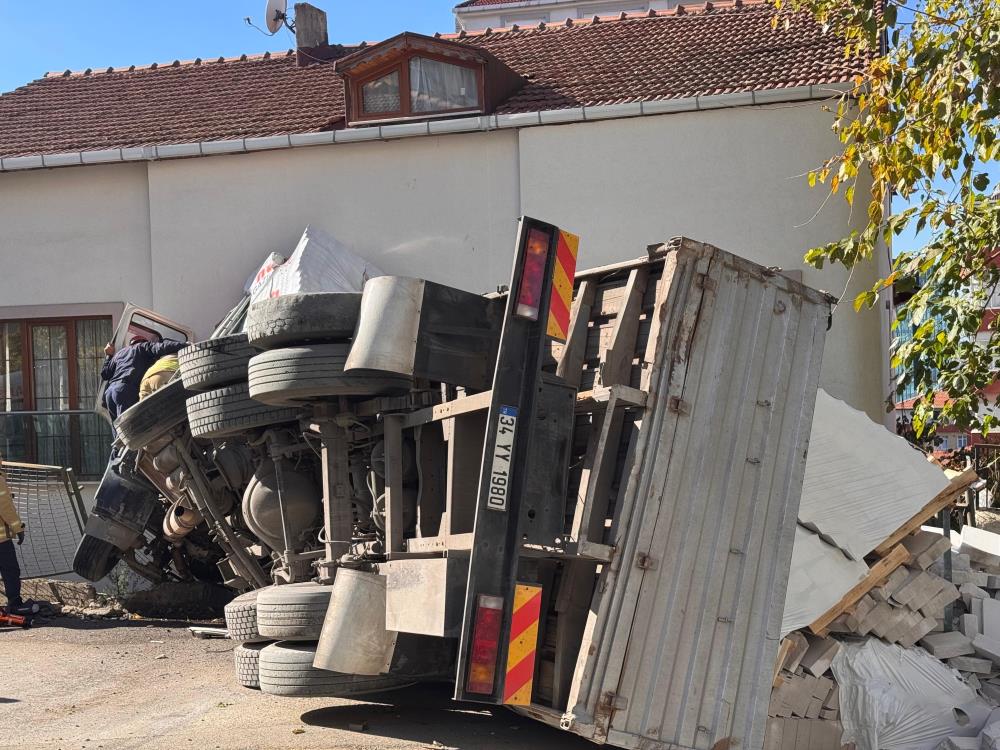 Kartal'da Kontrolden Çıkan Beton Yüklü Tır Eve Girdi2