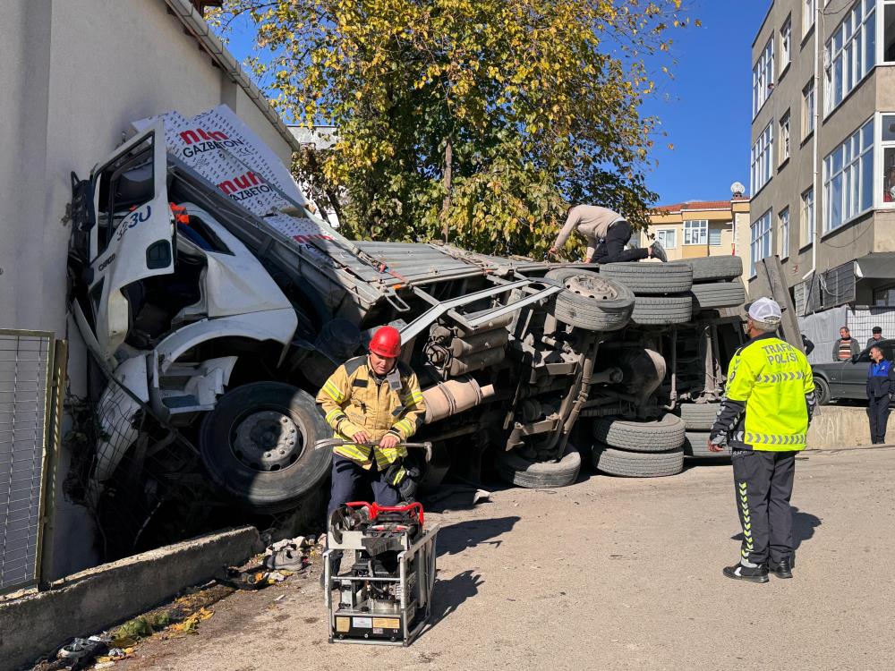 Kartal'da Kontrolden Çıkan Beton Yüklü Tır Eve Girdi3