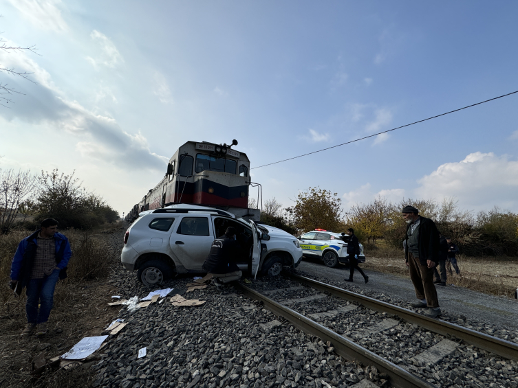 Malatya'da Yük Treni Otomobile Çarptı1