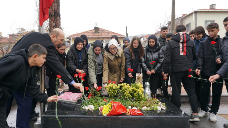 Şehit Öğretmen Aybüke Yalçın Kabri Başında Anıldı1