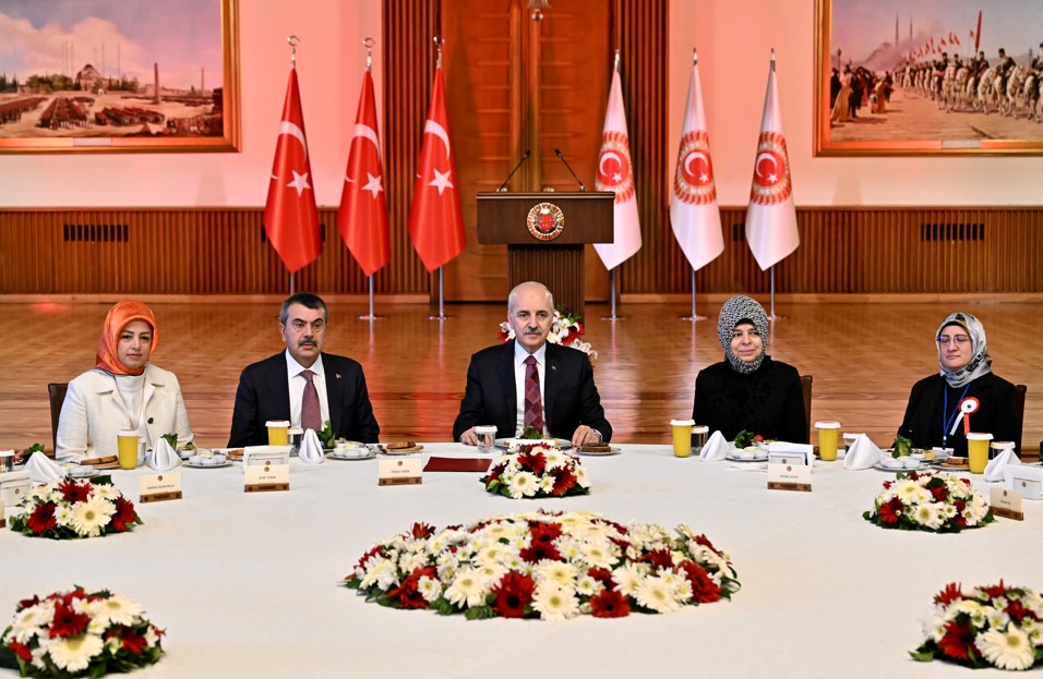 Tbmm Başkanı Kurtulmuş, Meclis'te 81 Ilden Gelen Öğretmenleri Ağırladı1