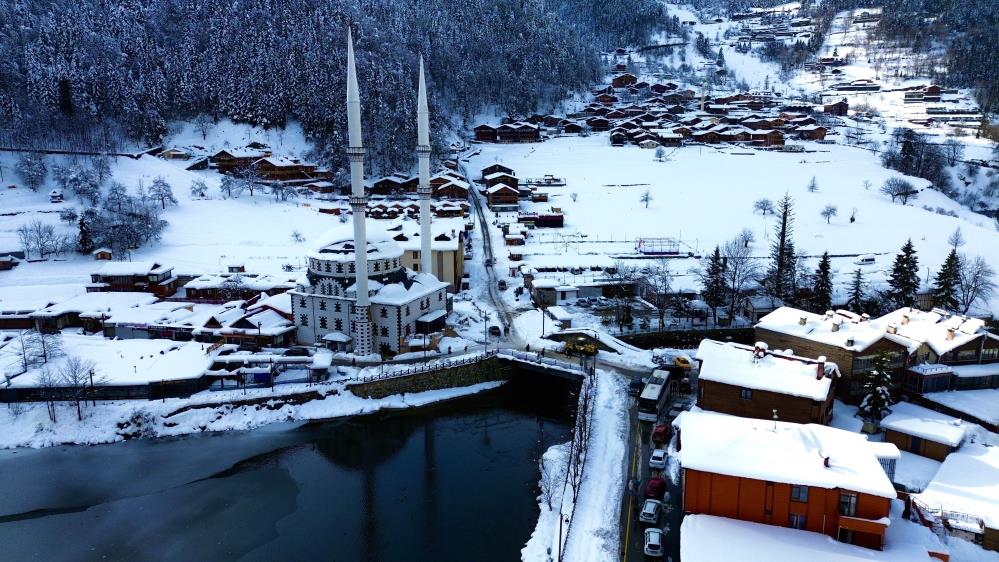 Uzungöl'e Kar Yağdı, Kartpostallık Manzaralar Oluştu1