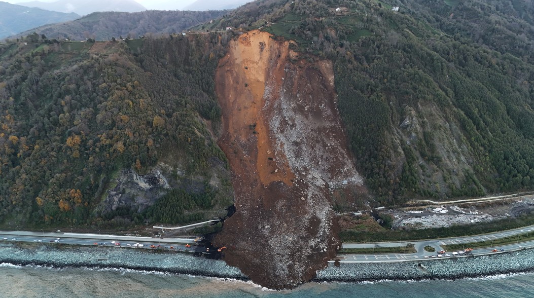 Artvin'de Heyelan Karadeniz Sahil Yolu Ulaşıma Kapandı1