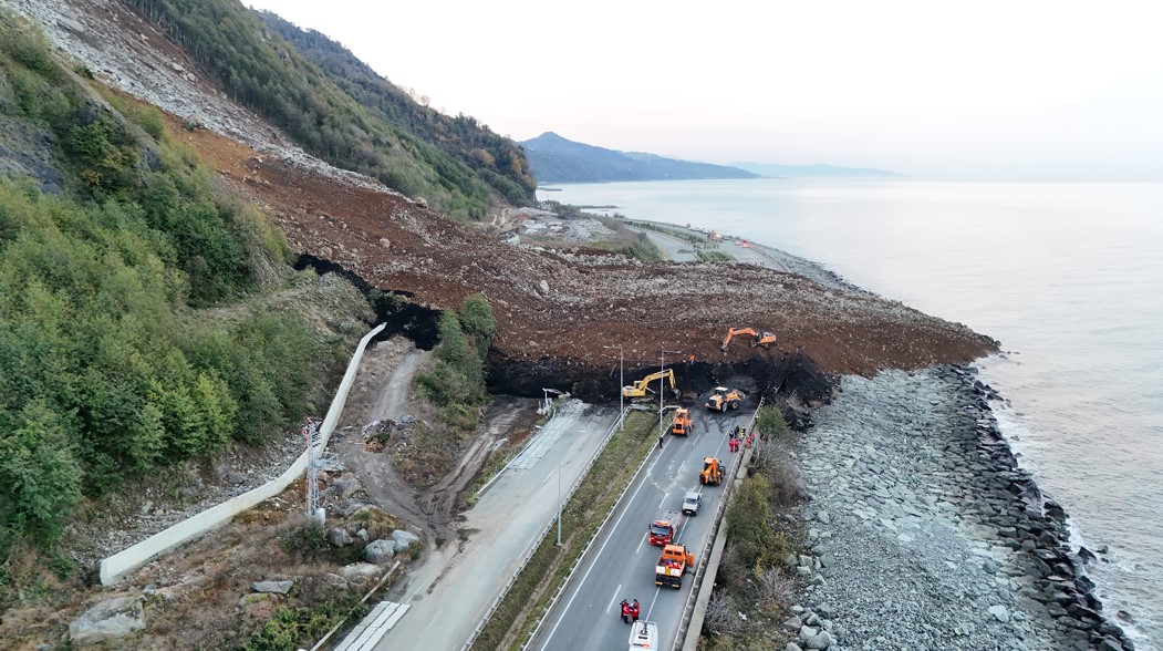 Artvin'de Heyelan Karadeniz Sahil Yolu Ulaşıma Kapandı2