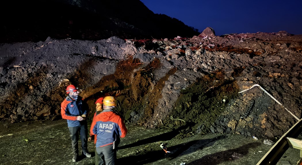 Artvin'de Heyelan Karadeniz Sahil Yolu Ulaşıma Kapandı3