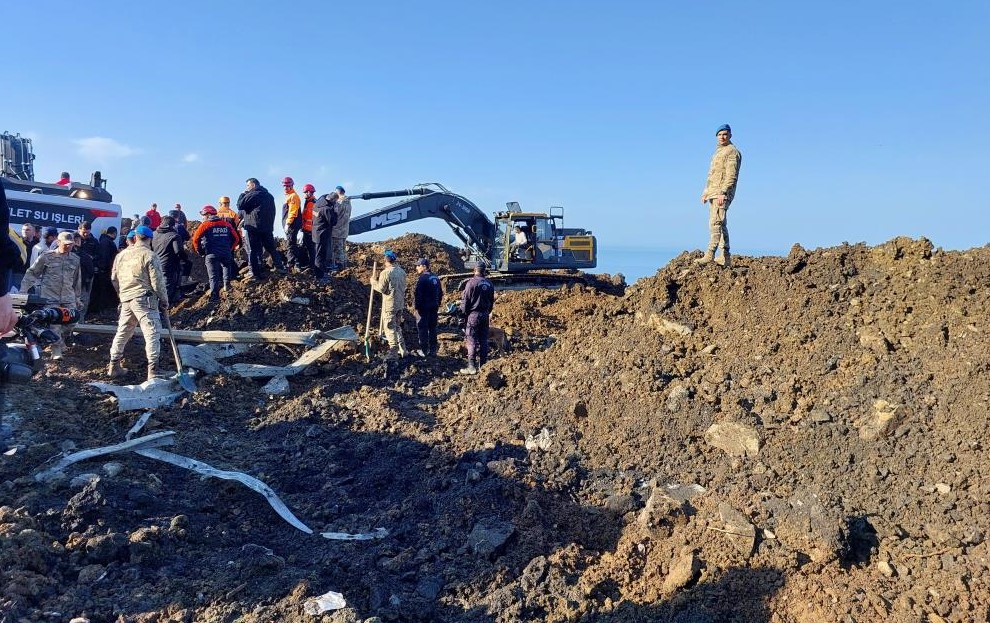 Artvin'de Heyelan, Toprak Altında Kalan Araçtaki 4 Kişi Hayatını Kaybetti