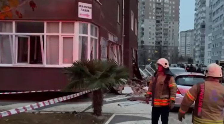 Beylikdüzü’nde 14 Katlı Binada Doğalgaz Patlaması Meydana Geldi 1