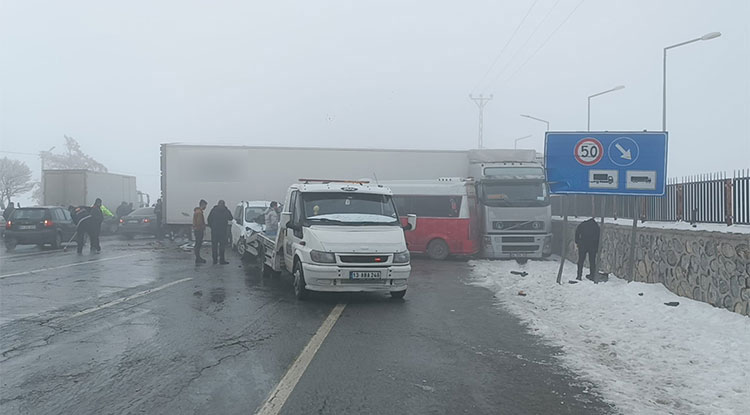 Bitlis'te 23 Aracın Karıştığı Trafik Kazasında 31 Kişi Yaralandı