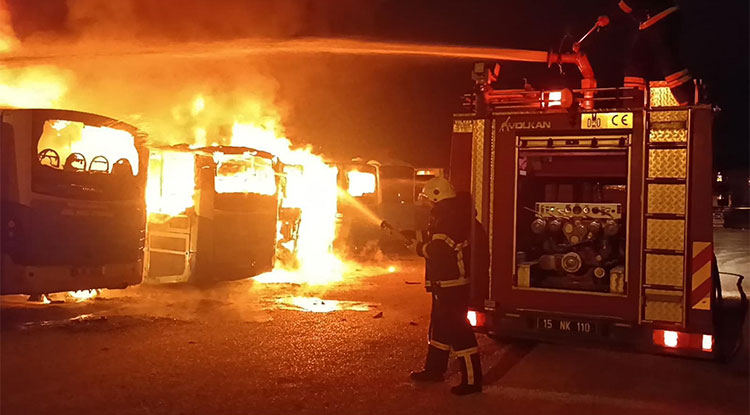 Burdur'da Korkunç Yangın Halk Otobüsleri Alev Alev Yandı