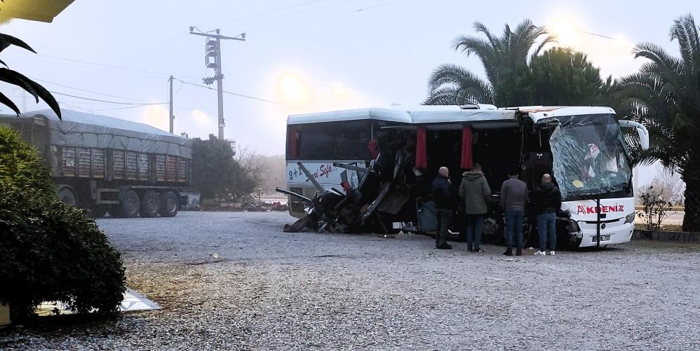 Denizli'de Yolcu Otobüsü Tıra Çarptı