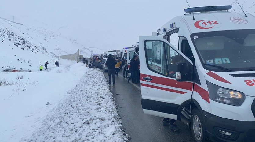 Erzincan'da Yolcu Otobüsü Şarampole Devrildi1