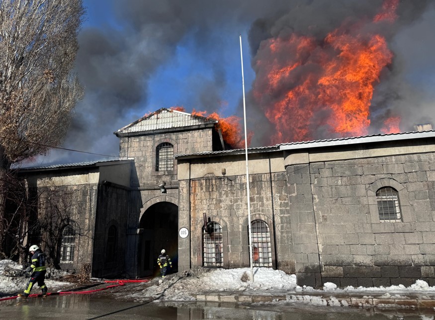 Erzurum'da Tarihi Taş Ambarlar'da Çıkan Yangına Müdahale Ediliyor1