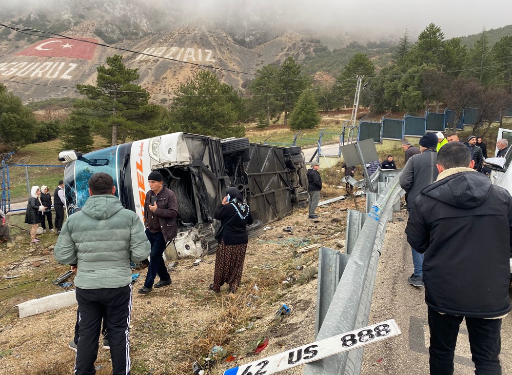 Isparta'da Yolcu Otobüsü Şarampole Devrildi 1 Ölü, 18 Yaralı1