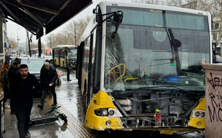 İstanbul Fatih'te İett Otobüsleri Çarpıştı1