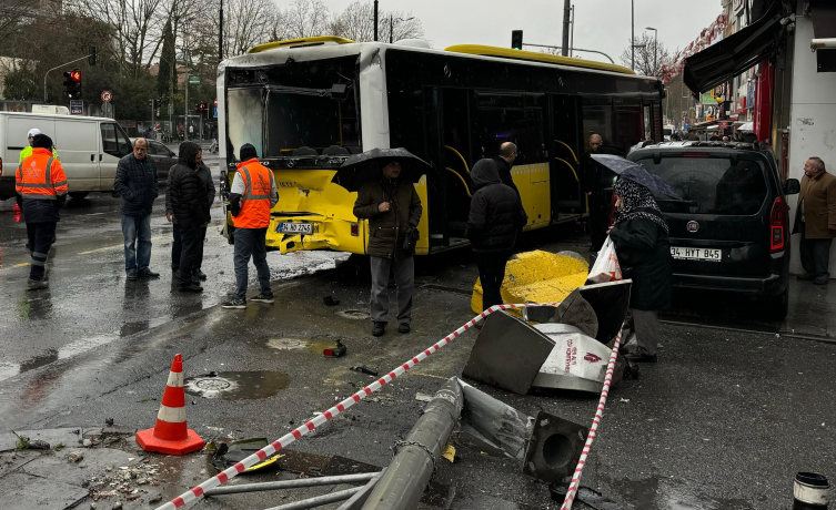 İstanbul Fatih'te İett Otobüsleri Çarpıştı2