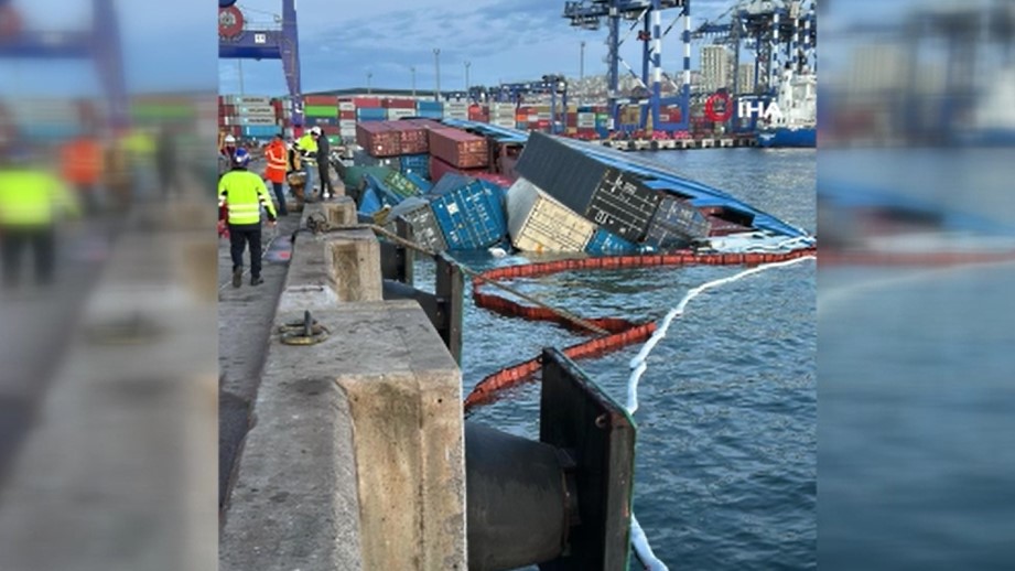 İstanbul’da Ambarlı Limanı'nda Konteyner Yüklü Gemi Yan Yattı1