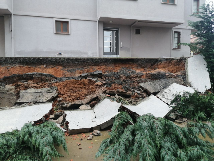 İstanbul'da Sağanak Yağış Sonrası Istinat Duvarı Çöktü2