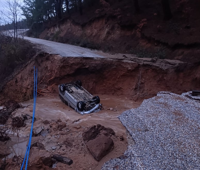 İzmir'de Toprak Kayması Nedeniyle Yolda Çöktü1