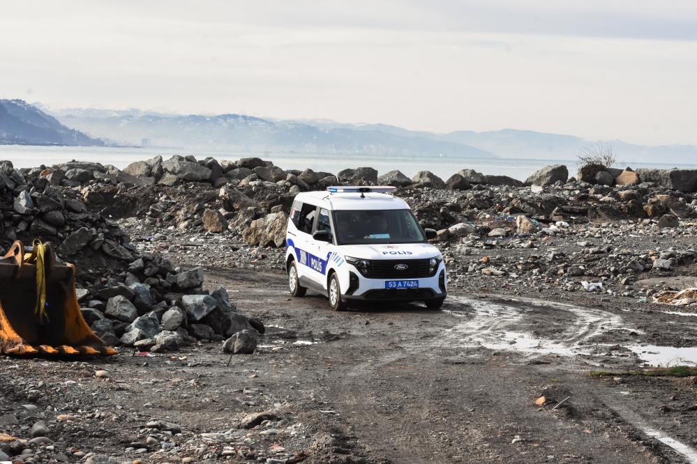 Rize’de Kıyıya Vuran Cisim Ekipleri Harekete Geçirdi1