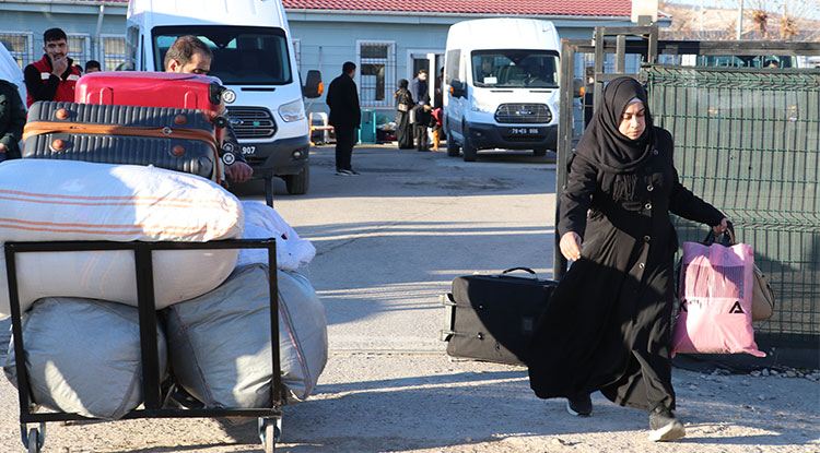 Suriyelilerin Baas Rejiminin Devrilmesi Sonrasında Ülkelerine Dönüşü Sürüyor 2