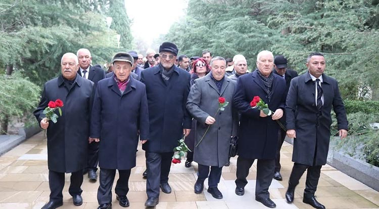 T A İ B Den Haydar Aliyev In Kabrine Ziyaret 2