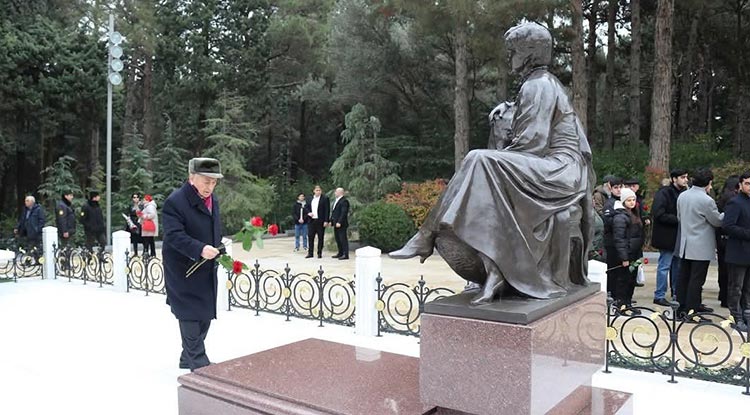 T A İ B Den Haydar Aliyev In Kabrine Ziyaret 3