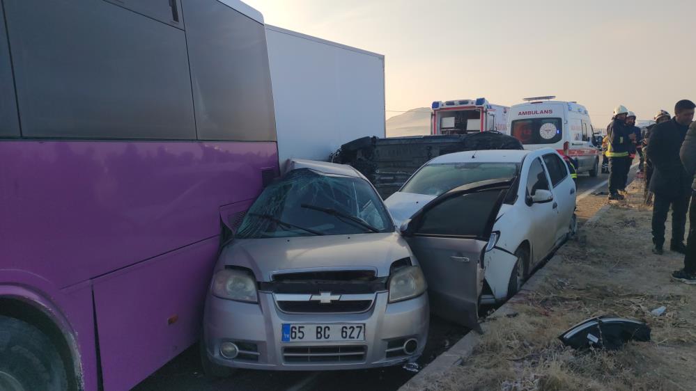 Van'da Feci Zincirleme Trafik Kazaları5