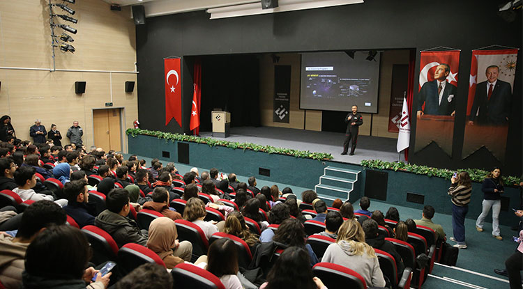 Alper Gezeravcı, E S T Ü’de Öğrencilerle Bir Araya Geldi 1