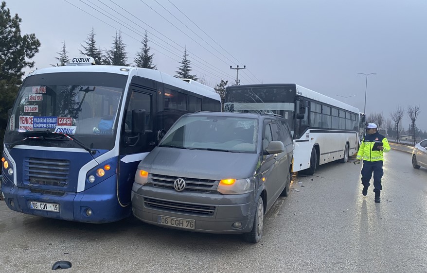 Ankara'da Zincirleme Trafik Kazasında 31 Kişi Yaralandı