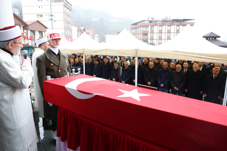 Cumhurbaşkanı Erdoğan, Rize'de Kıbrıs Gazisinin Cenaze Törenine Katıldı1