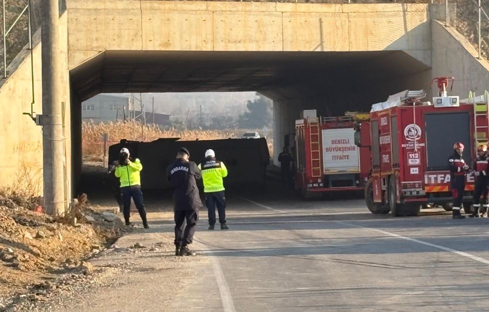 Denizli'de Devrilen Işçi Servisindeki 4 Kişi Öldü, 6 Kişi Yaralandı